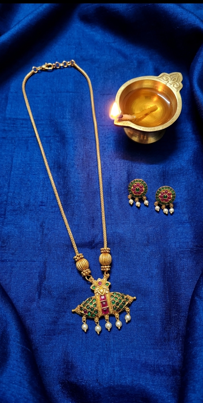 Dholki Pendant Necklace with Earrings