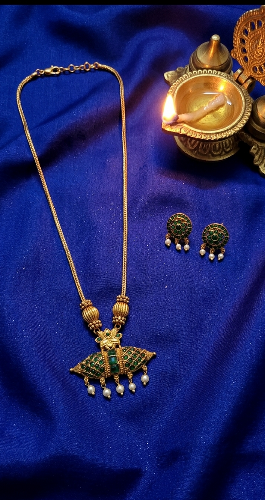Dholki Pendant Necklace with Earrings